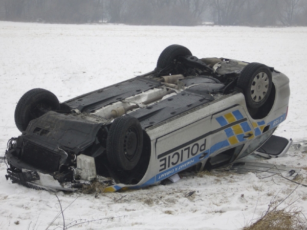 Při srážce policejního auta s dalším vozem se zranili tři lidé (ilustrační foto).