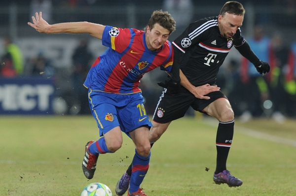 Franck Ribery z Bayernu Mnichov (vpravo) v souboji s Davidem Abrahamem z Basileje.