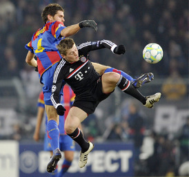 Basilejský Benjamin Huggel (vlevo) v souboji s Toni Kroosem z Bayernu Mnichov.