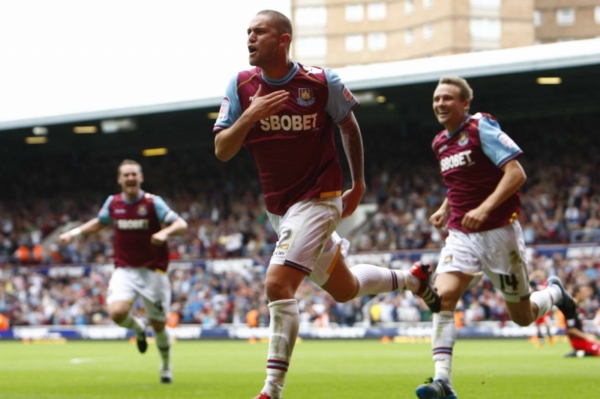 Záložník West Hamu Henri Lansbury (uprostřed) neumí góly jen dávat, ale i chytat.