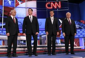 Obamu kritizoval i Rick Santorum (druhý zleva) a Newt Gingrich (vpravo). Odlišný postoj zastává jen Ron Paul (vlevo). Obamu kritizoval i Rick Santorum (druhý zleva) a Newt Gingrich (vpravo). Odlišný postoj zastává jen Ron Paul (vlevo).