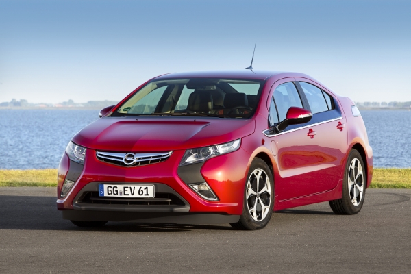 Opel Ampera přichází i na české silnice. Opel Ampera přichází i na české silnice.