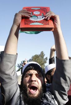 Velení koaličních sil v Afghánistánu i USA přiznaly, že několik výtisků koránu shořelo při úklidu na základně v Bagrámu.