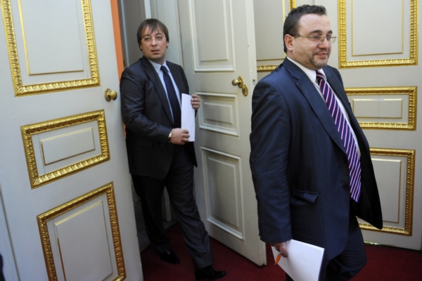 Ministr školství Josef Dobeš (vpravo) s Karlem Abrahamem starším.