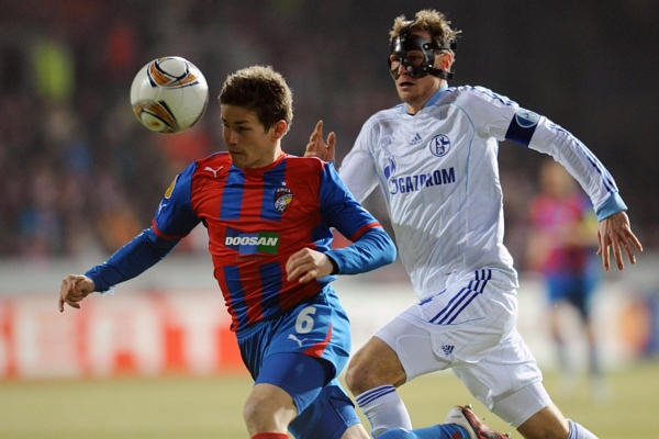 Václav Pilař z Plzně (vlevo) a Benedikt Höwedes z Schalke 04.