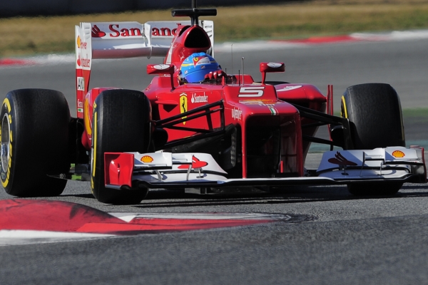 Fernando Alonso testuje v Barceloně nové ferrari.