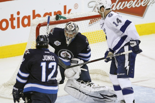 Ondřej Pavelec (uprostřed) v zápase proti Tampě. Ondřej Pavelec (uprostřed) v zápase proti Tampě.