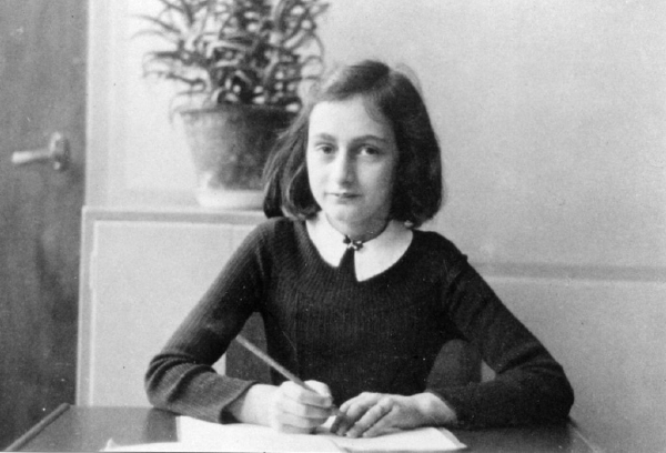 Anna Franková se v Amsterdamu schovávala před nacisty, stejně ji vypátrali a poslali do koncentračního tábora.