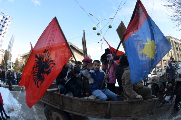 Kosovo před týdnem oslavilo čtyři roky od vyhlášení nezávislosti, Bělehrad si uvědomuje, že s tím už nic nenadělá.