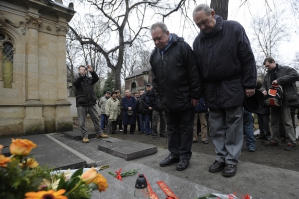 Třicet komunistů se přišlo poklonit památce Klementa Gottwalda. Třicet komunistů se přišlo poklonit památce Klementa Gottwalda.