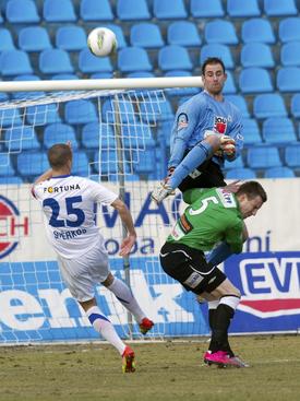 Jablonecký brankář Michal Špit (uprostřed) v jednom z mnoha zákroků.