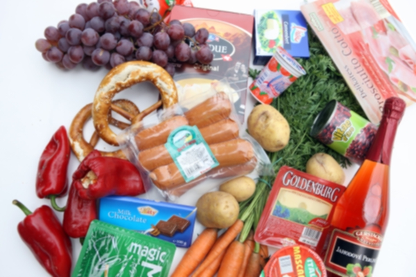 Supermarkety často prodávají potraviny s prošlou lhůtou spotřeby (ilustrační foto). Supermarkety často prodávají potraviny s prošlou lhůtou spotřeby (ilustrační foto).