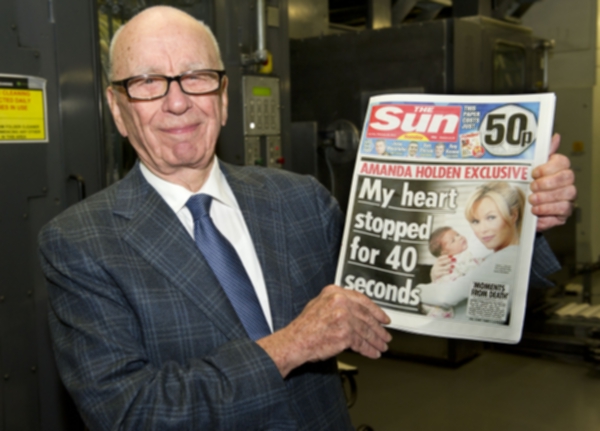 Mediální magnát Rupert Murdoch s nedělní verzí novin The Sun. Mediální magnát Rupert Murdoch s nedělní verzí novin The Sun.