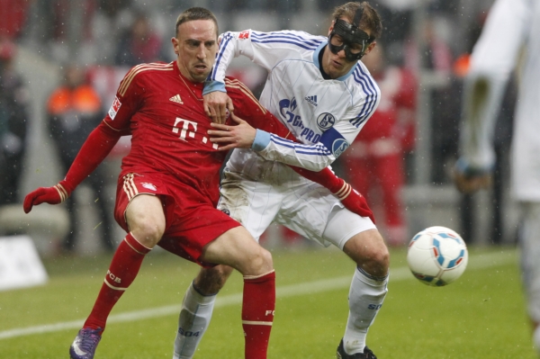 Franck Ribery (vlevo) dvěma góly rozhodl o výhře Bayernu v utkání proti Schalke.