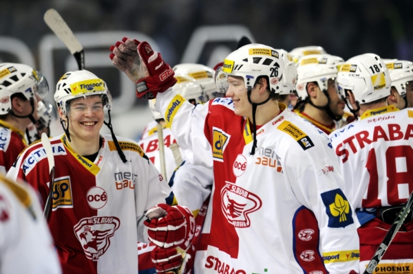 Tomáš Hertl se společně se svými spoluhráči raduje z vítězství na Spartě.