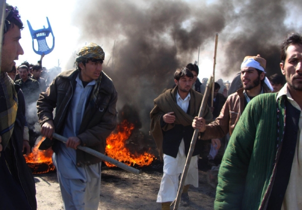 Zapálený korán na americké základně u Kábulu vyvolal po celém Afghánistánu protesty.