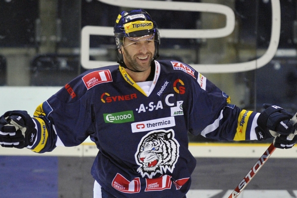 Liberecký centr Petr Nedvěd ovládl ve čtyřiceti letech kanadské bodování hokejové extraligy.