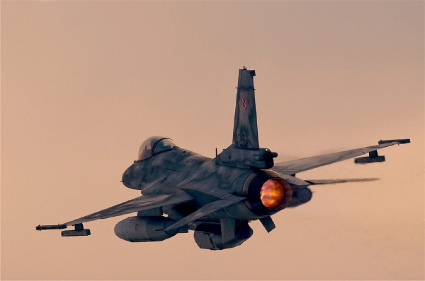 Česká republika chce stíhačky F-16, chce si se sousedy vyhádat množstevní slevu. Zatím létají v Polsku.