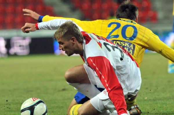Slavia ani v druhém jarním zápase nedokázala vstřelit gól. Neprosadil se ani Jan Blažek (vlevo). Slavia ani v druhém jarním zápase nedokázala vstřelit gól. Neprosadil se ani Jan Blažek (vlevo).