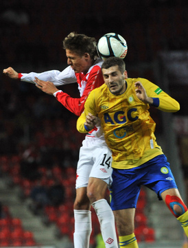 Ondřej Petrák ze Slavie (vlevo) v souboji s teplickým Admirem Ljevakovičem. Ondřej Petrák ze Slavie (vlevo) v souboji s teplickým Admirem Ljevakovičem.