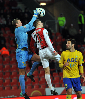 Útočník Slavie Milan Škoda (uprostřed) se nedokázal prosadit ani v utkání s Teplicemi.