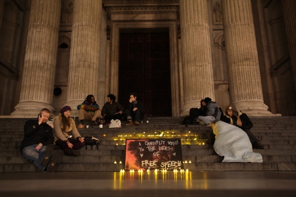 Protestující před londýnskou katedrálou svatého Pavla. Protestující před londýnskou katedrálou svatého Pavla.