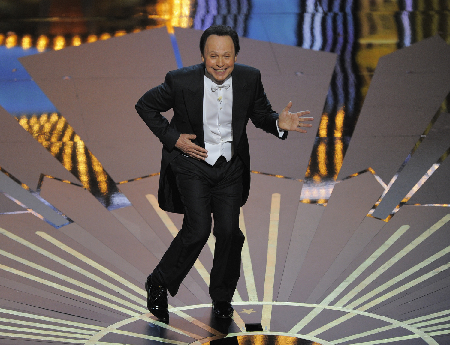 Muž, který zvedal letos sledovanost Oscarů? Osvědčený komik Billy Crystal.
