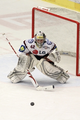 Brankář Tomáš Pöpperle.