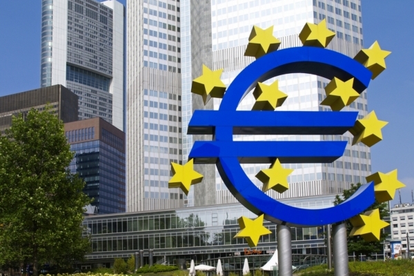 Evropská centrální banka dočasně zastavila přijímání řeckých státních dluhopisů do zástavy za své úvěry komerčním bankám. Evropská centrální banka dočasně zastavila přijímání řeckých státních dluhopisů do zástavy za své úvěry komerčním bankám.