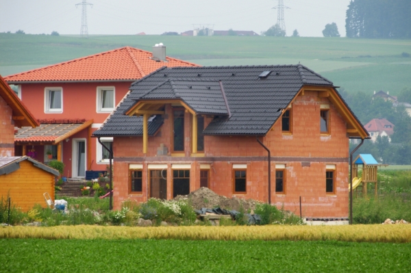 Tuzemské realitní kanceláře chtějí získat klienty zřízením poboček v menších městech.