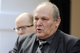 Poslanec ČSSD Stanislav Huml chce, aby za stáčení tachometrů hrozilo vězení.