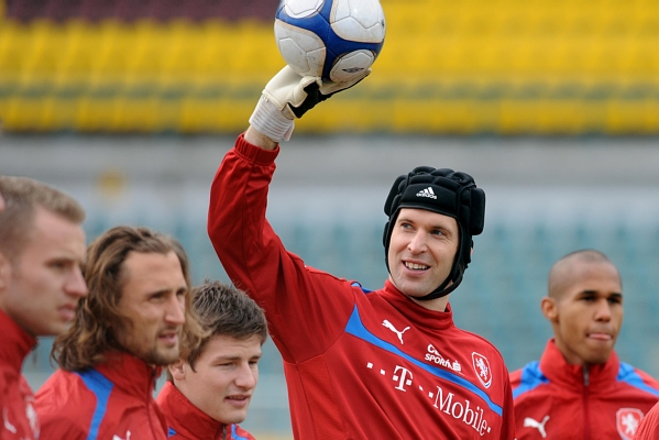 Čeští reprezentanti v čele s brankářem Petrem Čechem.
