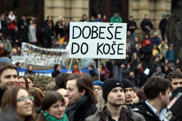 Transparent vyzývá k odstoupení ministra školství Josefa Dobeše. Transparent vyzývá k odstoupení ministra školství Josefa Dobeše.