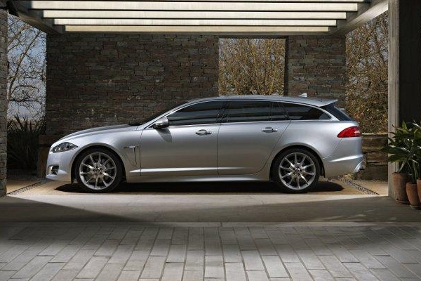 Jaguar XF Sportbrake a jeho klasické linie varianty kombi. Jaguar XF Sportbrake a jeho klasické linie varianty kombi.