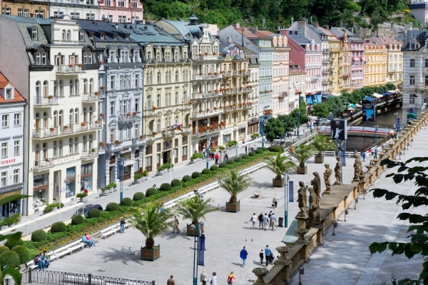 Plivat v Karlových Varech na chodník bude kvalifikováno jako přestupek.
