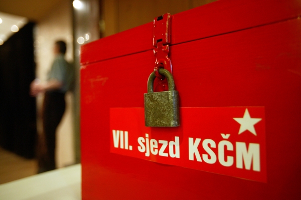 Vláda zatím nenavrhne pozastavení činnosti KSČM.