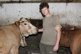Ke krávě i ženu. Farmářům bývá smutno (záběr z pořadu Farmář hledá ženu).