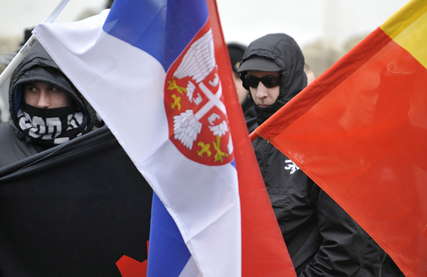 Neonacismus používá jasné symboly. Podle expertů však jeho "elita" skinheadskou image opustila.