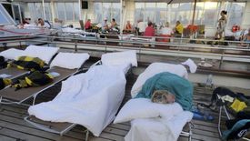 Pasažéři museli kvůli vedru spát na palubě. Pasažéři museli kvůli vedru spát na palubě.