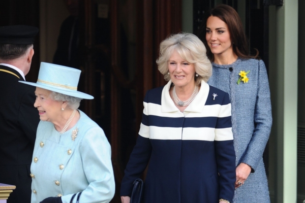 Zleva královna Alžběta, Camilla a Kate. Zleva královna Alžběta, Camilla a Kate.