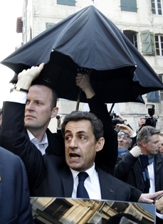 Prezident se musel krýt deštníkem.