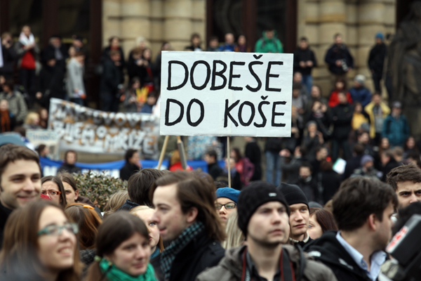 Studenti odmítli schůzku s Dobešem, přestože proti němu demonstrovali. Studenti odmítli schůzku s Dobešem, přestože proti němu demonstrovali.