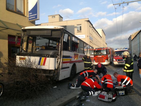 Po srážce autobusu s trolejbusem v Českých Budějovicích je stále hospitalizováno šest lidí. Po srážce autobusu s trolejbusem v Českých Budějovicích je stále hospitalizováno šest lidí.
