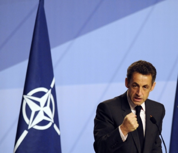 Prezident Sarkozy v NATO tvrdí muziku.