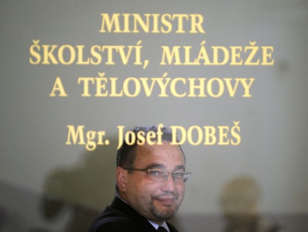 Ministr školství kritiku akademiků odmítá: "Vyhovuje jim nereformovat," tvrdí.