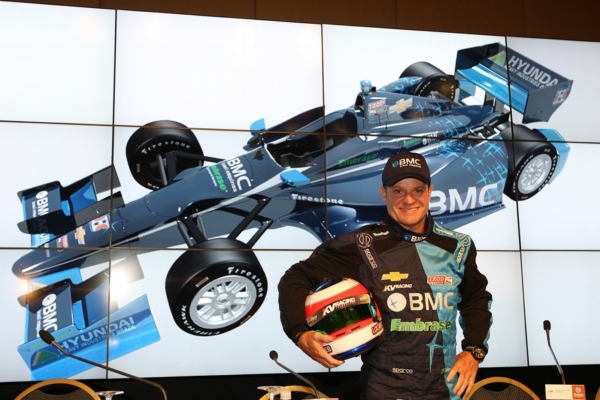 Rubens Barrichello při představení svého nového týmu v sérii IndyCar. Rubens Barrichello při představení svého nového týmu v sérii IndyCar.