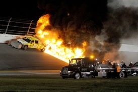 Závody na oválech doprovázejí nebezpečné nehody. Takto nedávno havaroval v NASCAR Juan Pablo Montoya.