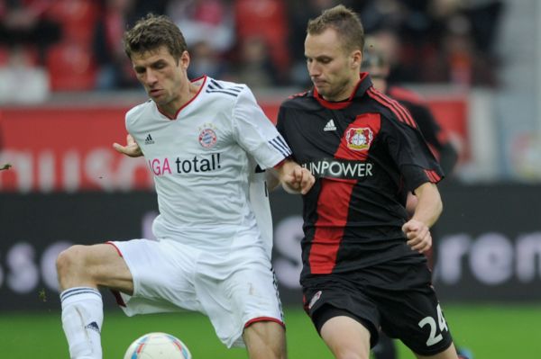 Čech Michal Kadlec v dresu Leverkusenu (vpravo). Čech Michal Kadlec v dresu Leverkusenu (vpravo).