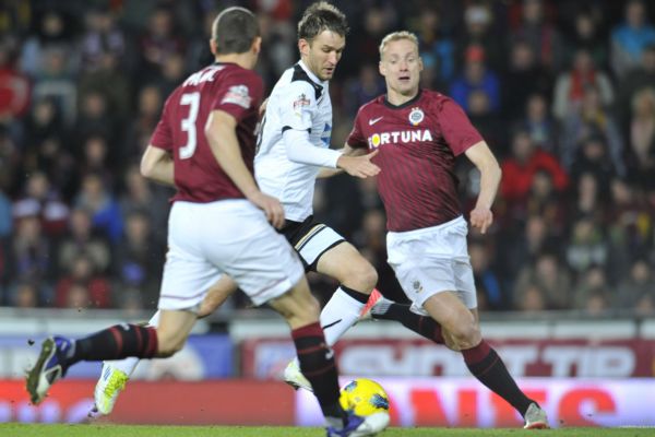 Plzeňský Marek Bakoš (uprostřed) v obležení dvou sparťanů.