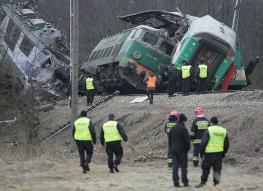 Při čelní srážce vlaků zahynulo šestnáct lidí. Při čelní srážce vlaků zahynulo šestnáct lidí.